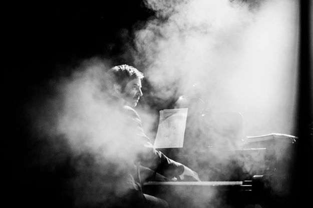 Schwarz-Weiß Foto: Auftritt mit der Gruppe DŸSE, Andreas Staffel am Flügel in Rauch getaucht.